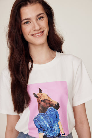 Vit t-shirt med coolt hästtryck